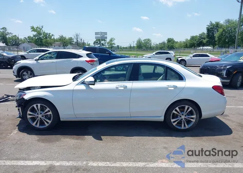2017 Mercedes-Benz C 300 4Matic/Luxury 4Matic/Sport 4Matic z USA, uszkodzony, nr VIN 55SWF4KB1HU183192